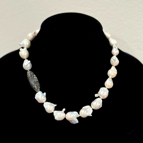 Elegant Pearl Necklace with Black Accent - Picture 1 of 4